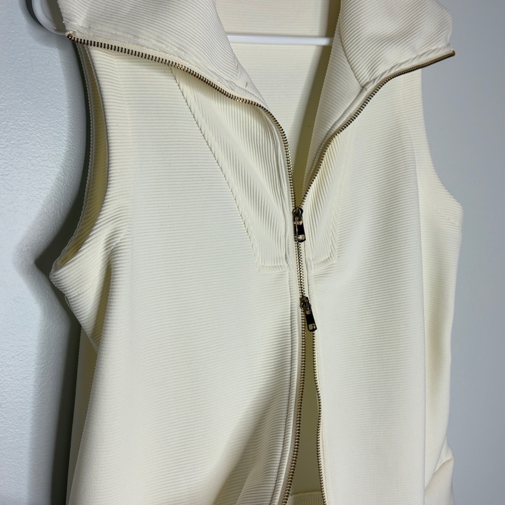 Vest - Picture 3 of 4